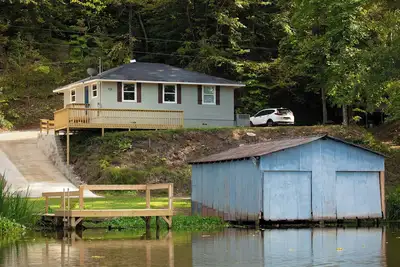 Image de Charming 2-bedroom lake house with Ac, WiFi, dock, boathouse