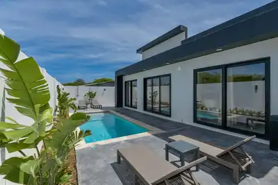 Image de Tranquil 3 Bd / 3. 5 Bath house in Noord with Pool, Ac, WiFi