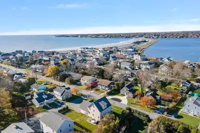 Image de Walk to beach corner lot, 5 bed large yard