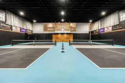 Image de Come stay-n-play at our large 6300sf 5 bedroom\/5. 5 bath pickleball paradise!