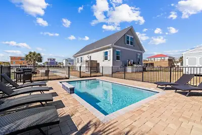 Image de Fall Availability! Beach Views! 2 Blocks from Beach Access! Private Pool!