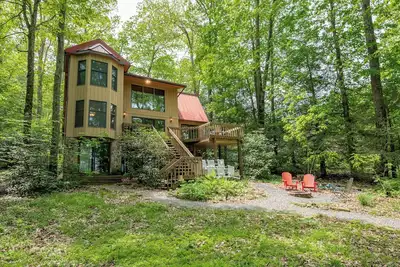 Image de New! Wooded Lakefront Hideaway w/ Dock & Fire Pit