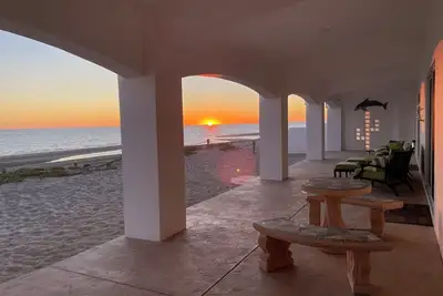 Image de Gorgeous beachfront 4-bedroom house sleeps up to 16