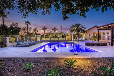 Image de Peak View Paradise: Sports court, Lush grounds & more!