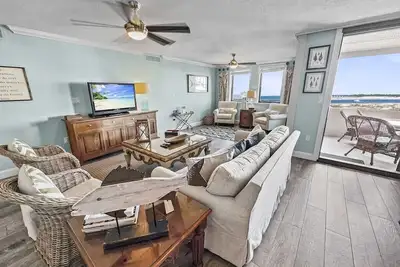 Image de Bella Del Sol at Jetty East. One free beach chair set up daily!