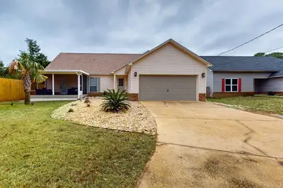 Image de Spacious coastal home with private yard and close to town