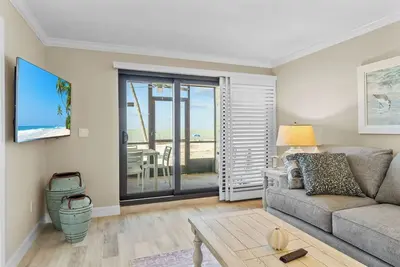 Image de Ground Level Beachfront 3 Bedroom Condo!