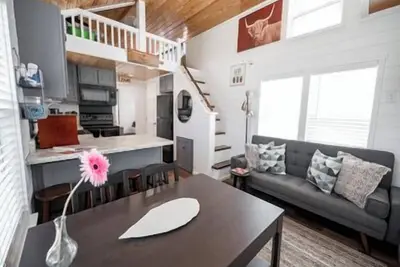 Image de Cozy Pet-Friendly Tiny Home Features Multi-Level Sleeping Areas and Outdoor Entertainment Spaces at
