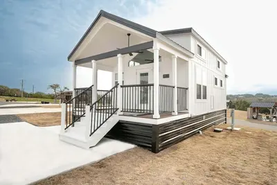 Image de Luxury Hilltop Tiny Home 'Uma Retreat' Offers Premium Wine Country Views in Heart of Tx Hill Country