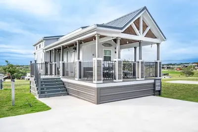 Image de Hill Country Tiny Home 'Time2unWine' Features Pool Views, Multi-Level Sleeping Areas, and Covered Po
