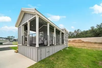 Image de Pet-Friendly Tiny Home 'Neon Moon' Features Hill Country Views with Front Porch Fireplace and Wine C