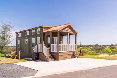 Image de Spacious Ridge-Top Tiny Home 'Copper Ridge' Features Seven-Person Capacity, 1. 5 Baths, and Front Por