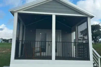 Image de Pet-Friendly 'The Johnny' Features French Doors to Screened Porch, 1. 5 Baths, and Multi-Room Layout