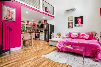 Image de Pet Friendly Barbie House w/ Hot Tub, 5 Min from Town/15 Min to Asheville