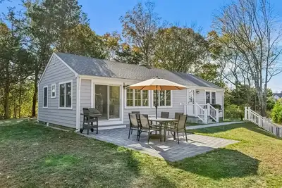 Image de Beautiful home short walk to the beach, w/ outdoor shower, grill & central Ac