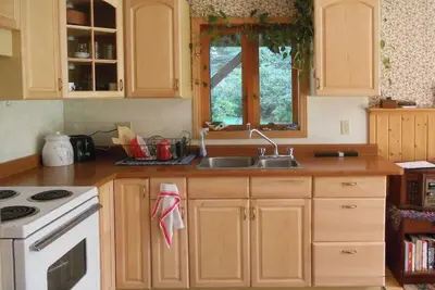Image de Peaceful, comfortable getaway - surrounded by gardens and forest. . . .
