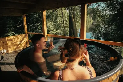 Image de Dreamy Lakeside Lodge | Couples Getaway | Wood-Fired Hot Tub under the Balcony!