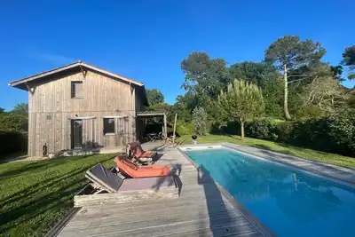 Image de Maison bois moderne avec piscine