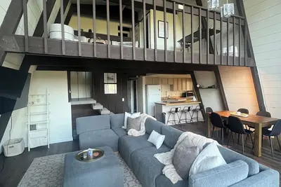 Image de Cozy 3-Level cabin in Groveland with WiFi, stunning views, deck and hot tub