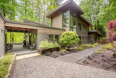 Image de Modern Luxury Nestled in The Woods