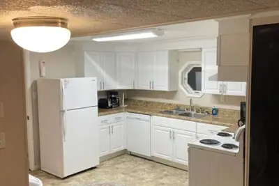 Image de Your Home for the Entire Summer! Long Term Rental Only. Downstairs of Duplex.