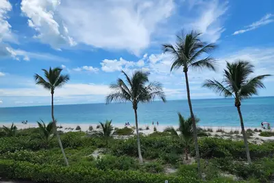 Image de Beautiful Beach Front Condo totally renovated