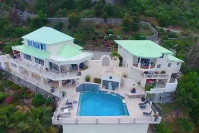 The Luxurious Villa Luminara: Pool, Garden, Retreat & Beach in Oyster Bay