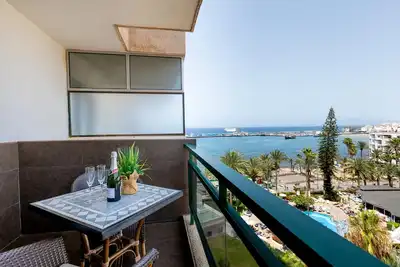 Image de Studio en bord de mer avec piscine et balcon