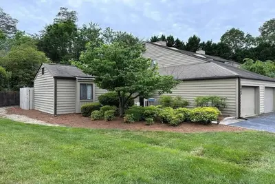 Image de Pet Friendly Townhome High Point in Gated Community