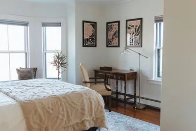 Image de A cozy home just a short walk from historic downtown Maynard!