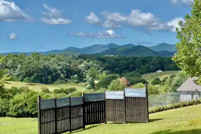 Image de Hot tub, vast views, large yard, tire swing, game room, chefs kitchen