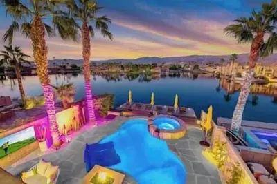Image de Art Deco lakefront retreat