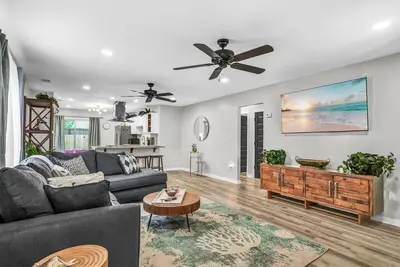 Image de Beautiful Coastal Home 10 Minutes from Pensacola Beach! SuperHost 1k+ Reviews