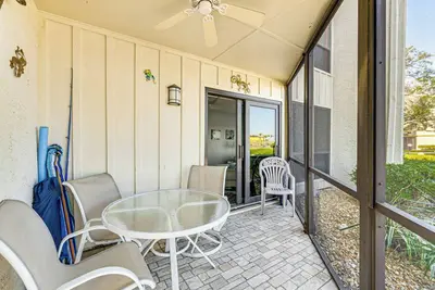 Image de 1 Mi to Siesta Beach: Bayfront Condo w/ Pool!