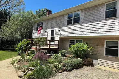 Image de Beloved 5-bedroom house with Beach Passes, Ac, fenced in yard, and hot tub