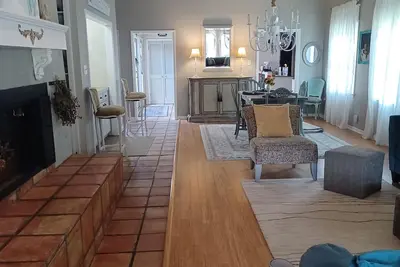 Image de Cozy 2-bedroom house in Lakeway with WiFi\n 30 day minimum stay.