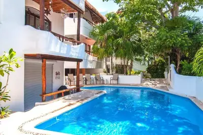 Image de 2-bedroom condo right off Fifth Avenue. , close to beach, with WiFi, Ac