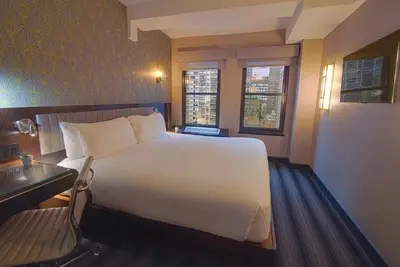 Image de Signature Connecting Rooms 1 King and 2 Queen Beds at Hotel Edison New York City