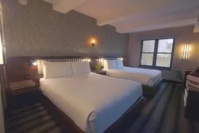 Image de Signature Connecting Rooms 1 King and 2 Queen Beds at Hotel Edison New York City