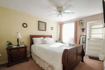 Image de Cozy 2-bedroom split level with WiFi, Ac &  close to everything-Brooklyn