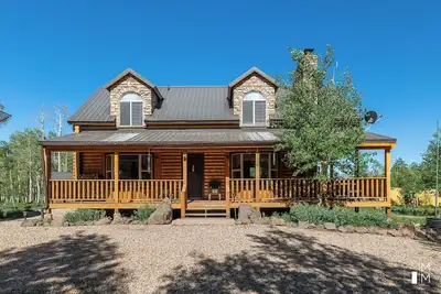 Image de Gorgeous mountain property! Beautiful cabin, perfect for families and groups.