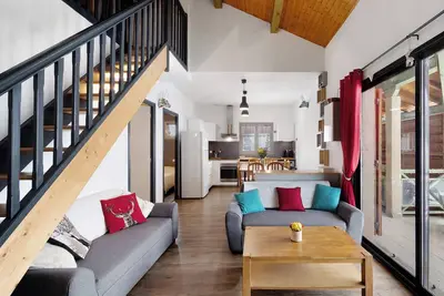 Image de Appartement 'Roussillon' avec vue sur les montagnes, terrasse privée et Wi-Fi