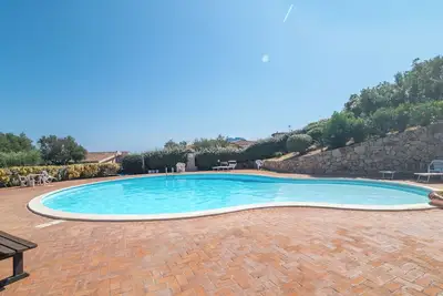 Image de Appartement 'Tavolara Porto San Paolo E2' avec vue sur la mer, piscine partagée et climatisation