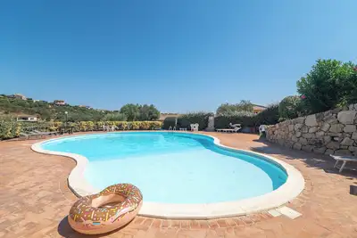 Image de Appartement 'Tavolara Porto San Paolo B3' avec vue sur la mer, piscine partagée et climatisation