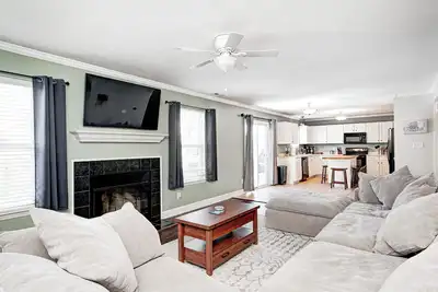 Image de Spacious for Groups & Families~Private Yard~Walk to Ruoff~Dog Friendly!