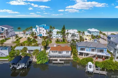 Image de Beach Dayz | Walk to Beach, Restaurants, Boat Dock & More