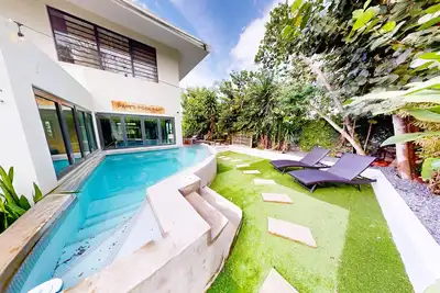 Image de Papi's Tropical Pool Paradise