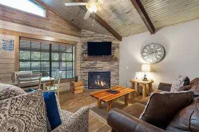 Image de Cozy lakeside cabin with resort amenities and ticket deals!