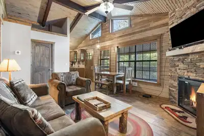 Image de Table Rock Lakeside cabin with Boat Slip Ticket Deals & Resort Perks included!