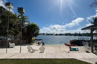 Image de Lakefront home with private beach 🌴